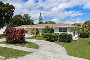 Single-family home for sale at 2867 SE 1st Court, Boynton Beach, FL 33435, with a curved driveway and mature landscaping